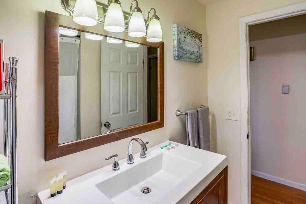 {Hot Tub In Ranch} Mins To Airport/Uofr/Strng/Dwtn Villa Rochester Buitenkant foto